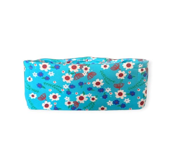 Pompband flowers on blue